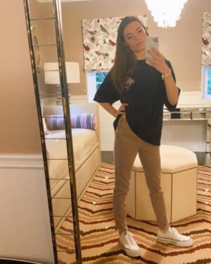 Miranda Cosgrove Instagram - 🖤✨