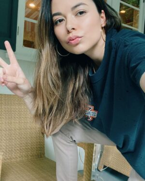 Miranda Cosgrove Instagram - 🖤✨