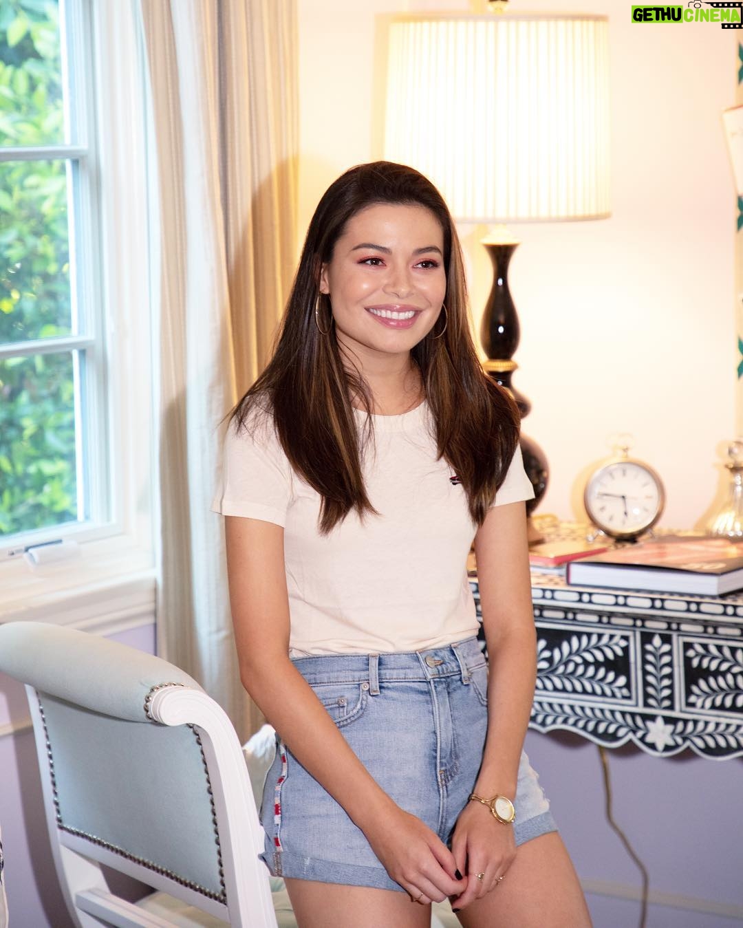 Miranda Cosgrove Instagram - Hope everyone is having a good week! ⚡️💘🦋 Los Angeles, California