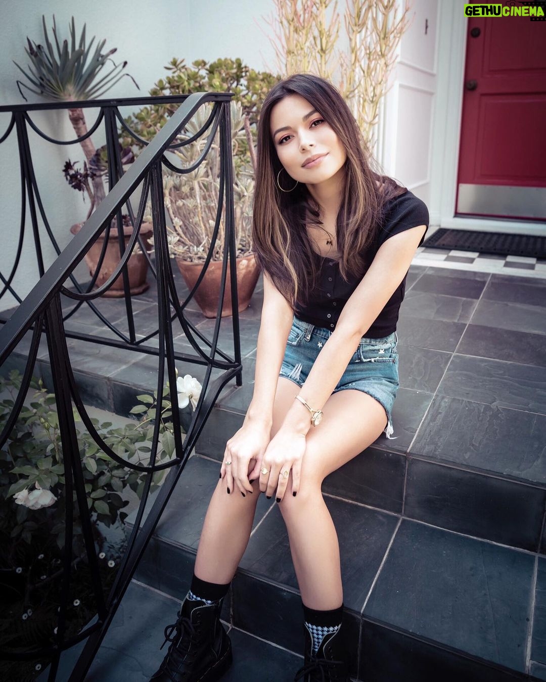 Miranda Cosgrove Instagram - 🖤 Los Angeles, California