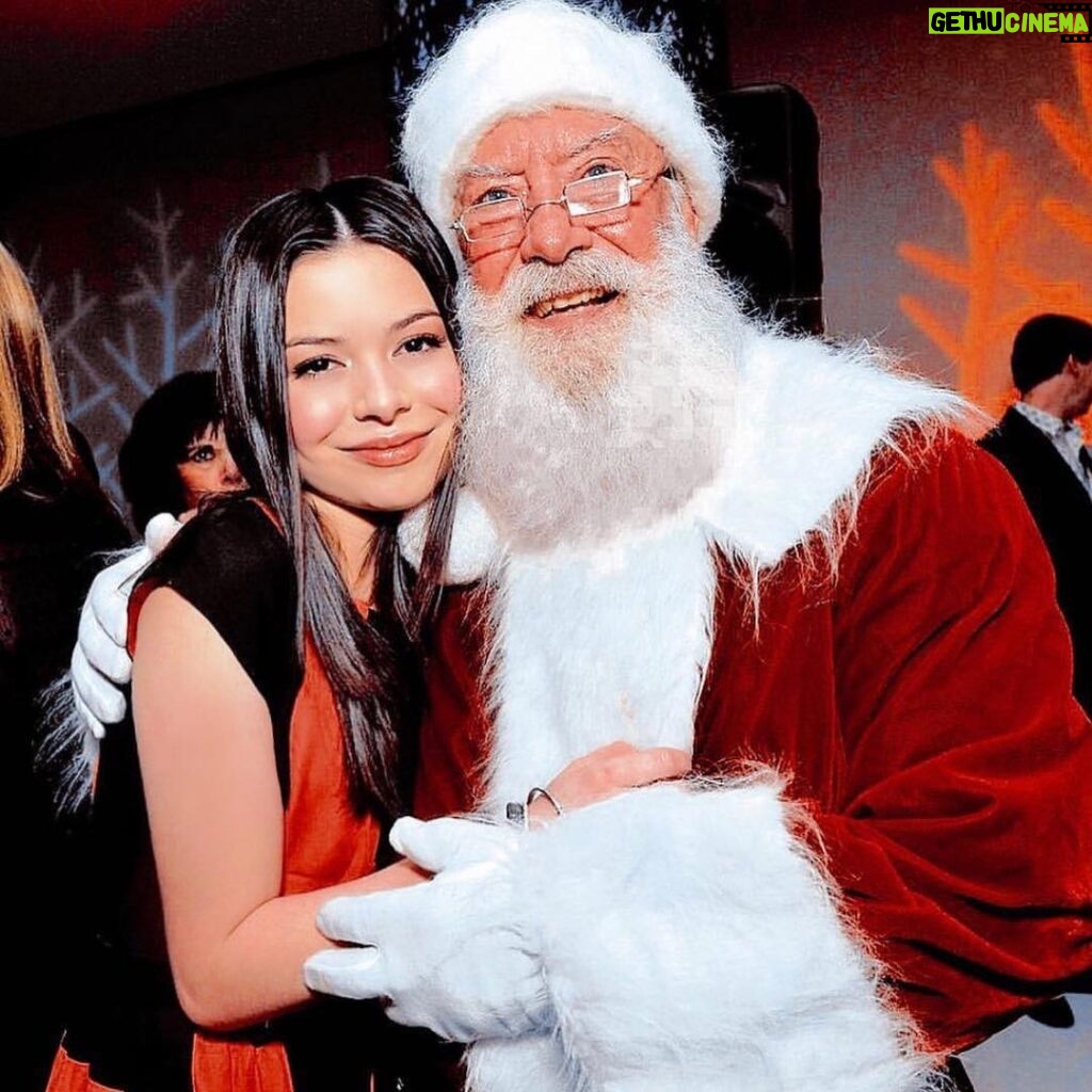 Miranda Cosgrove Instagram - Merry Christmas!!! 🎅🏼👩🏻 🌲⛄️❤️ Hope you’re all enjoying the day with your families and friends!