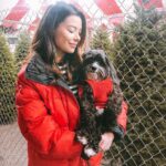 Miranda Cosgrove Instagram - Twinning with my bestie at the Christmas Tree lot! Happy Holidays! ⛄️🌲🎅🏼