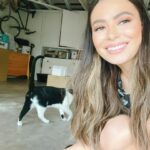 Miranda Cosgrove Instagram - In my natural habitat hanging with my cat, Larry, in the garage. Also there’s a new episode of @icarly out Tomorrow! It’s called iThrow a Flawless Dinner Party. You don’t wanna miss it 🙃