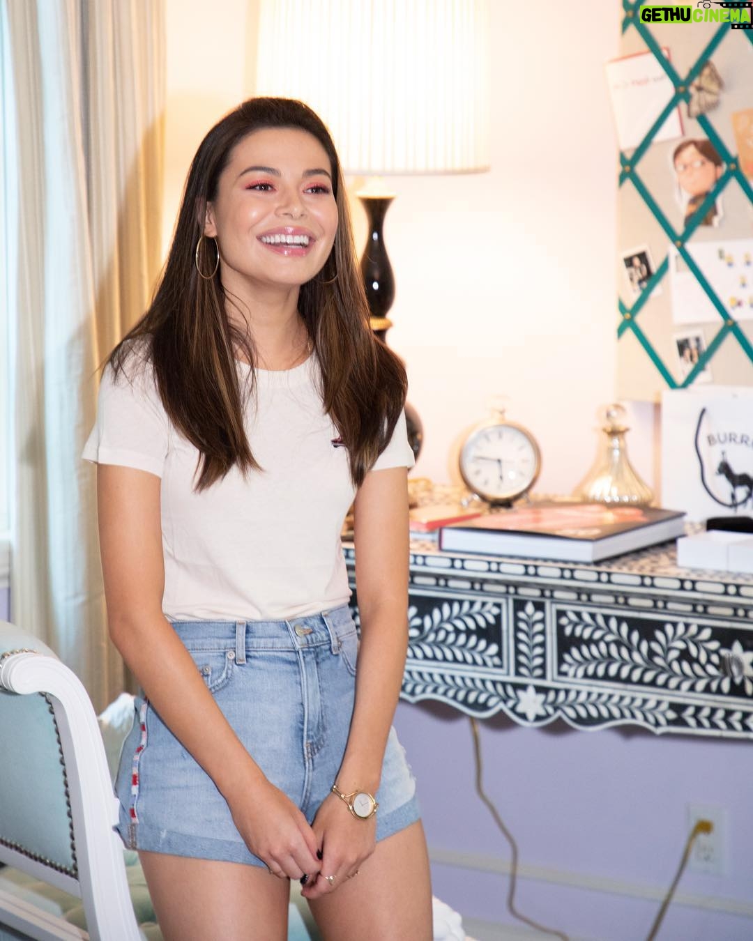 Miranda Cosgrove Instagram - Hope everyone is having a good week! ⚡️💘🦋 Los Angeles, California