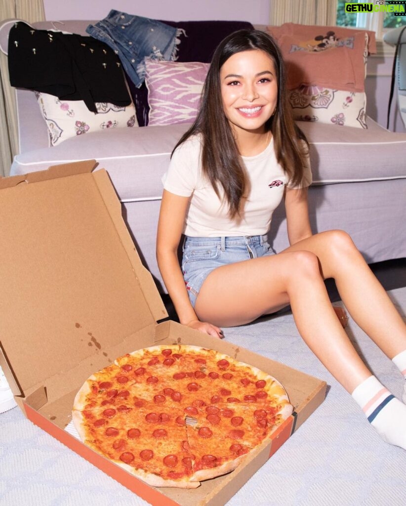 Miranda Cosgrove Instagram - Pizza for one ☝🏼🍕 📷 @carolinapalmgren 💁🏻‍♀️ @michaelhair 💄 @elienmaalouf
