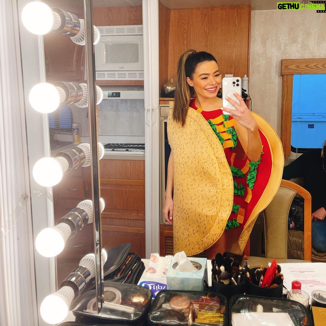 Miranda Cosgrove Instagram - There’s a new episode of @icarly out tomorrow on @paramountplus called iCan Fix it Myself and it’s an extra special one because @nathankress directed it. I’ve known Nathan since I was 12 and I’ve never seen him more in his element. He killed it 🤍