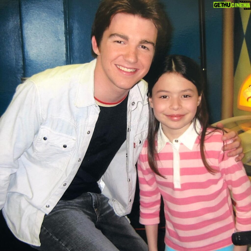 Miranda Cosgrove Instagram - Good old days with the boobs 🤣 #throwbackthursday