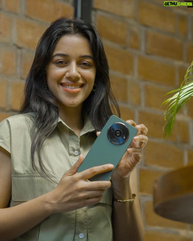 Mirnalini Ravi Instagram - Vanakkam makkale ! With its smooth operation and stylish design, the all new #RedmiA3 is more than just a phone – it's a fashion statement. Launching this Valentine's Day,14th February, 2024. Stay Tuned. #SmoothAndStylish #collab #ad @redmiindia
