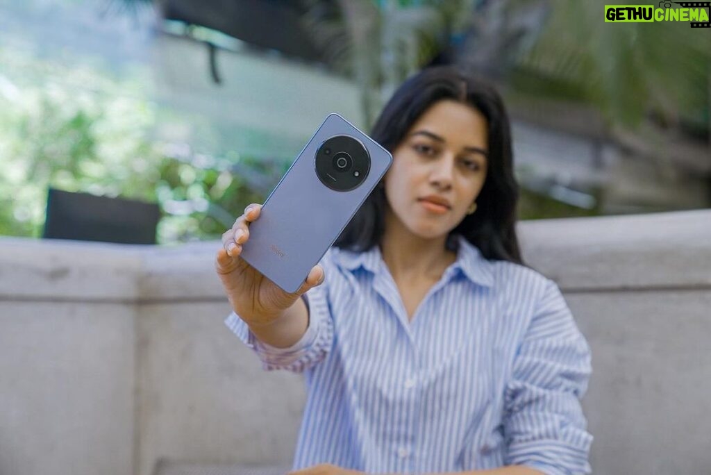 Mirnalini Ravi Instagram - My new favourite! And soon it will be yours too! With stunning looks and awesome features, I can’t wait for you to fall in love with #RedmiA3. Mark your calendars for the first sale on 23rd February of the #SmoothAndStylish #RedmiA3. Starting at a speical launch price of ₹6,999*. Don’t forget!