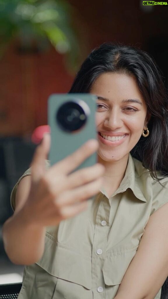 Mirnalini Ravi Instagram - Here’s introducing the #SmoothAndStylish #RedmiA3. I’m in love with this smartphone that’s packed with awesome features! A stunning Premium Halo Design and seamless 90Hz Display, it’s a game-changer! Get your hands on this stunner on 23rd February at a special starting launch price of ₹6,999*. #ad#collab