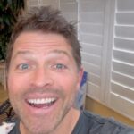 Misha Collins Instagram - My friend Bob has something important she wants me to tell you… Go catch up on #CWGothamKnights on @TheCW app, then tune in to an encore presentation of Gotham Knights on The CW TONIGHT at 9/8C! LINKS IN BIO