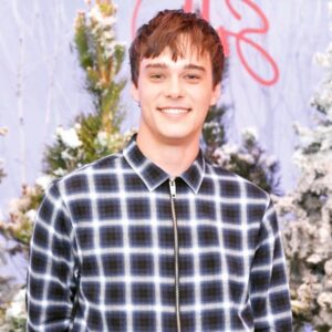 Mitchell Hope Instagram - Guys I gotta be honest here - I’m running out of photos. So here’s another snap from #letitsnow press day
