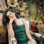 Mithila Palkar Instagram – The last lot ✨

The beautiful green dresses are courtesy of @sereia_designstudio 

📸 @etherealstudio.in 

1. Posing. Because why not? 
2. One with the groom. 
3. The bridesmaid sandwich ^.^
4. One with the bride. 
5. The bridesmaid and groomsman walk (you can guess who is the former and who is the latter 🤭)