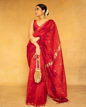 Mithila Palkar Instagram - 🥂✨

Stylist @shreejarajgopal
Style assistant @dhwanii.jain 
Make up @shrushti_birje_28 
Hair @makeupandhairby_netra 
Photographer @picture_tailor

Saree @sawenchi 
Blouse - custom made. 
Jewels @swabhimannjewellery
Bag @thepinkpotli