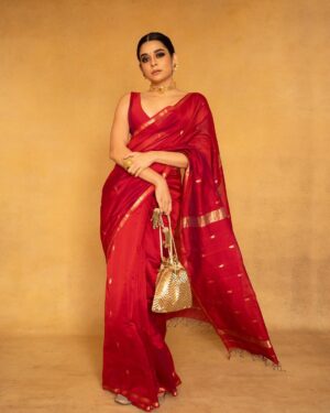 Mithila Palkar Instagram - 🥂✨

Stylist @shreejarajgopal
Style assistant @dhwanii.jain 
Make up @shrushti_birje_28 
Hair @makeupandhairby_netra 
Photographer @picture_tailor

Saree @sawenchi 
Blouse - custom made. 
Jewels @swabhimannjewellery
Bag @thepinkpotli