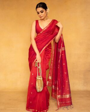 Mithila Palkar Instagram - 🥂✨

Stylist @shreejarajgopal
Style assistant @dhwanii.jain 
Make up @shrushti_birje_28 
Hair @makeupandhairby_netra 
Photographer @picture_tailor

Saree @sawenchi 
Blouse - custom made. 
Jewels @swabhimannjewellery
Bag @thepinkpotli