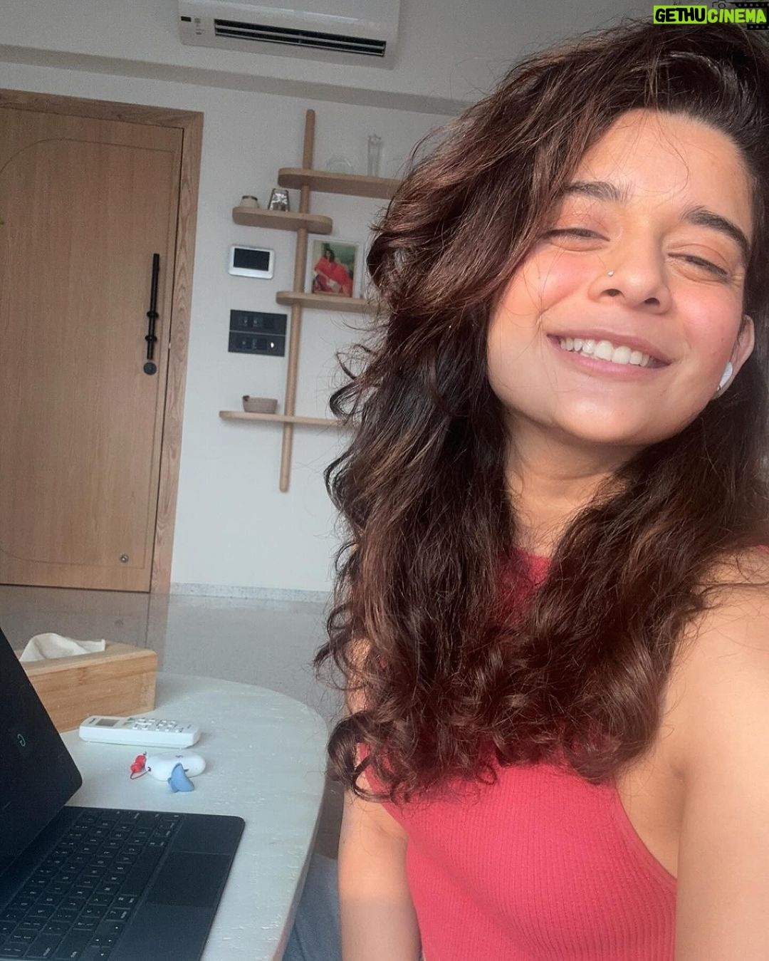 Mithila Palkar Instagram - Pssst! Hi ^.^