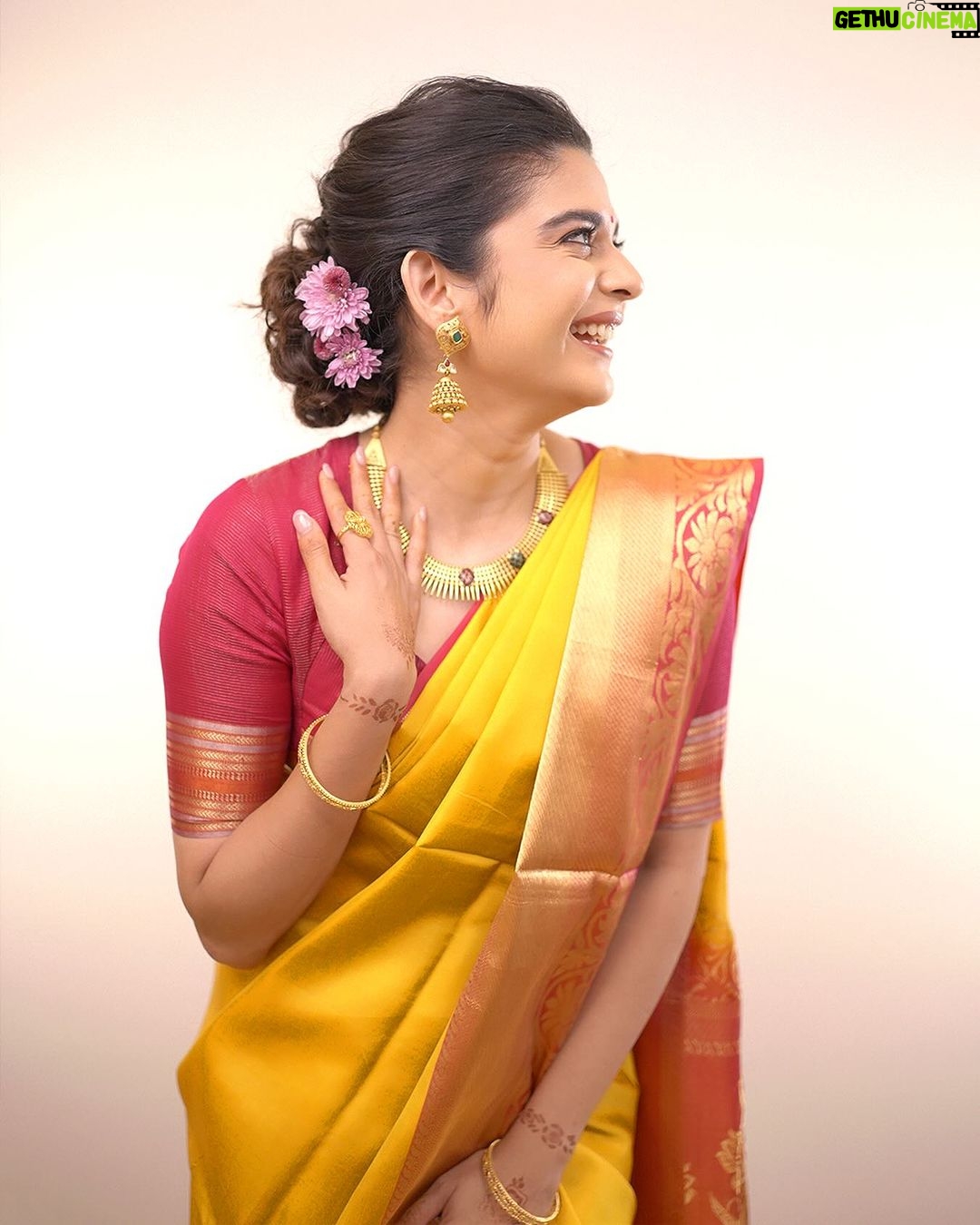 Mithila Palkar Instagram - Here’s how I recreated my aunt’s timeless wedding look with @rivaahbytanishq. Embracing tradition and elegance with jewellery that you can adorn forever! ✨ Visit your nearest Tanishq store and explore @rivaahbytanishq wedding jewellery! #RivaahByTanishq #RivaahWeddingJewellery