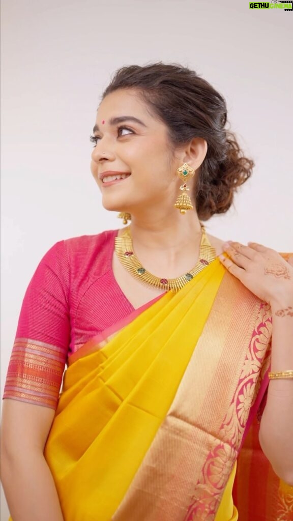 Mithila Palkar Instagram - Went back in time, to recreate this timeless wedding look with jewellery from @rivaahbytanishq that are a perfect blend of tradition and contemporary elegance. Head to your nearest Tanishq store and explore @rivaahbytanishq wedding jewellery that I fell in love with! #RivaahByTanishq #RivaahWeddingJewellery