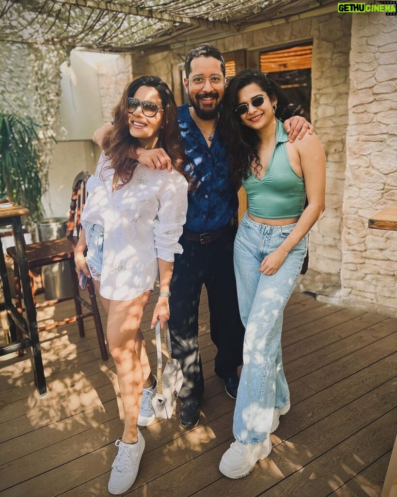 Mithila Palkar Instagram - Q : Who wants to see these 3 on a trip together? A : These 3 🤓🤓🤓 #Chalo #TheOriginalThree #FriendsWhoAreFamily #Letsgo #TimeToTravel Bandra West