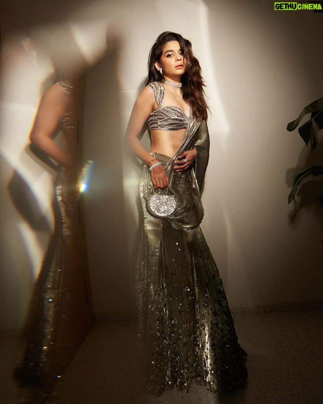 Mithila Palkar Instagram - Shimmer π« Styling @shreejarajgopal @drapingdreams.inc Make up @eshwarlog Hair @deepalid10 Photography @shivamguptaphotography Outfit @rheapillairastogi Neckpiece @anayah_jewellery Earrings and bracelet @diamantinafinejewels Rings @karishma.joolry Bag @fizzygoblet Style assistant @khushaliichauhan