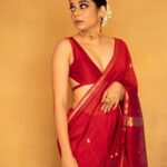 Mithila Palkar Instagram - 🥂✨ Stylist @shreejarajgopal Style assistant @dhwanii.jain Make up @shrushti_birje_28 Hair @makeupandhairby_netra Photographer @picture_tailor Saree @sawenchi Blouse - custom made. Jewels @swabhimannjewellery Bag @thepinkpotli