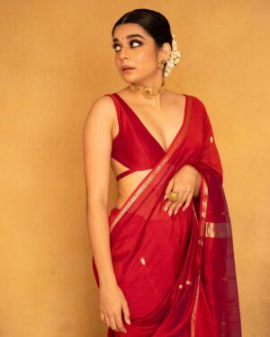 Mithila Palkar Instagram - 🥂✨

Stylist @shreejarajgopal
Style assistant @dhwanii.jain 
Make up @shrushti_birje_28 
Hair @makeupandhairby_netra 
Photographer @picture_tailor

Saree @sawenchi 
Blouse - custom made. 
Jewels @swabhimannjewellery
Bag @thepinkpotli