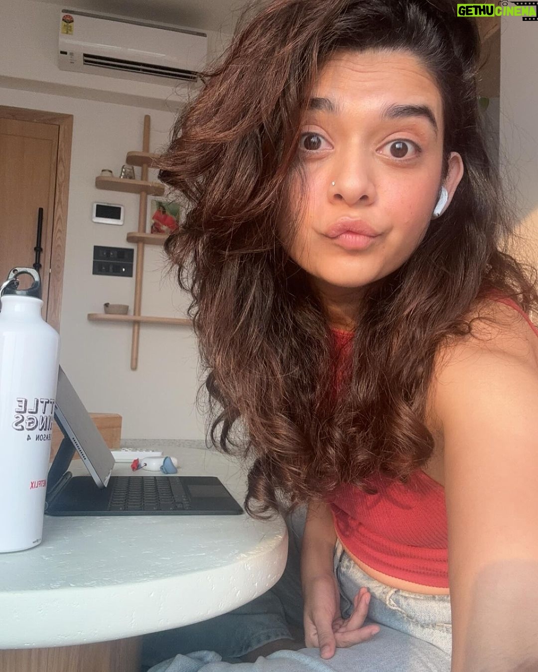 Mithila Palkar Instagram - Pssst! Hi ^.^