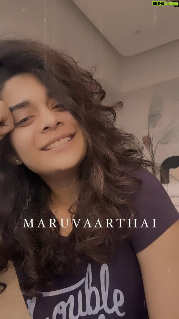 Mithila Palkar Instagram - Maruvaarthai for the nth time on my feed for this #SingSongSaturday This was not meant to be posted. I just felt like singing it one afternoon and I recorded it. But it’s always nice to have an audience so…here I am ^.^ Also, profuse apologies for the mispronunciations. It’s hard to simultaneously read Tamizh in the roman script and sing along.
