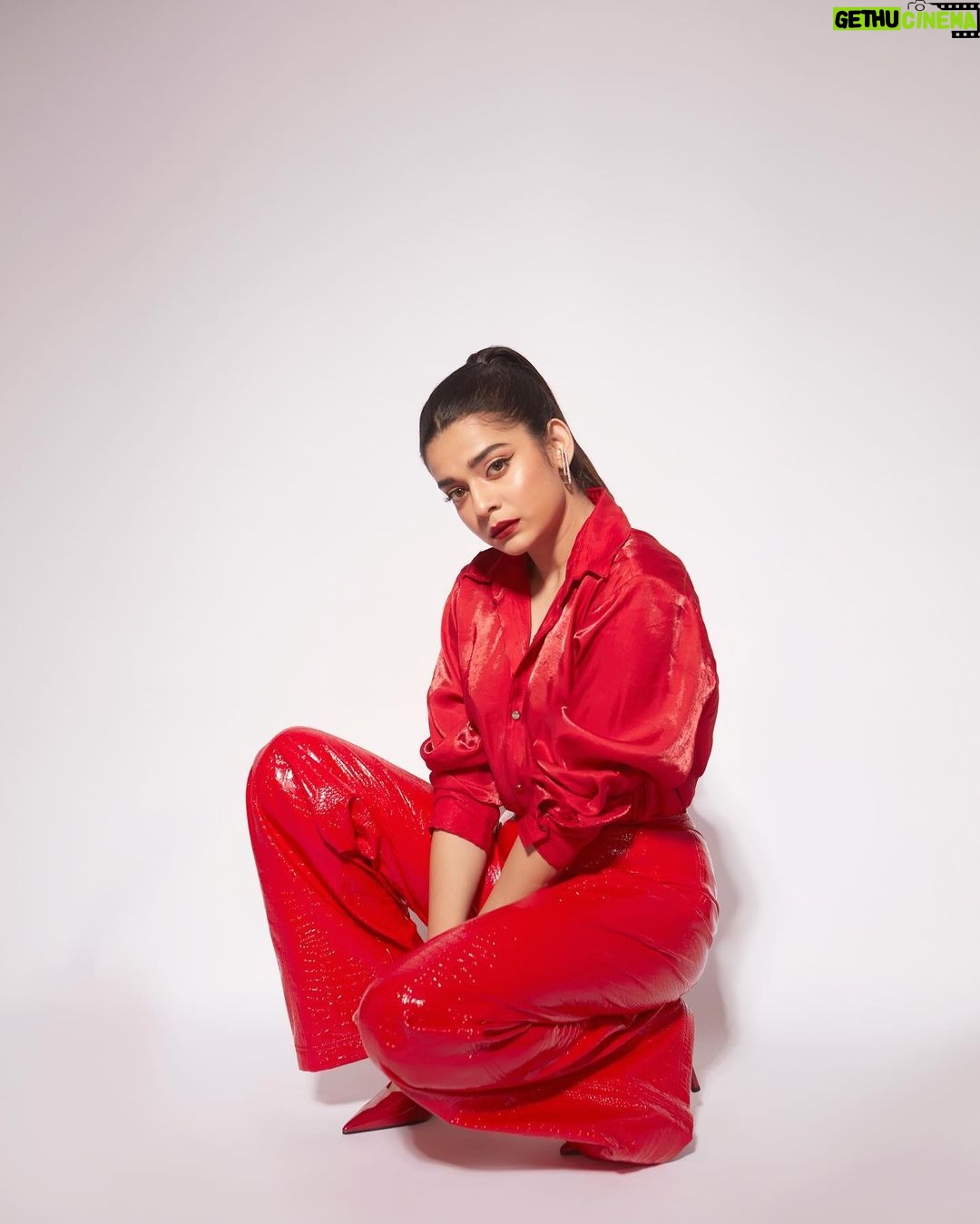 Mithila Palkar Instagram - Sugar and Spice 🌶️ Stylist @shreejarajgopal HMU @shrushti_birje_28 Photography @shivamguptaphotography Outfit @dewarworld Earrings @gehnajewellers Rings @hcraftjewellery @gehnajewellers Heels @charleskeithofficial Style team @khushaliichauhan HMU team @jmamniya