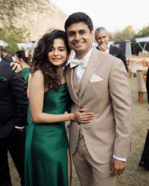 Mithila Palkar Instagram - The last lot ✨

The beautiful green dresses are courtesy of @sereia_designstudio 

📸 @etherealstudio.in 

1. Posing. Because why not? 
2. One with the groom. 
3. The bridesmaid sandwich ^.^
4. One with the bride. 
5. The bridesmaid and groomsman walk (you can guess who is the former and who is the latter 🤭)