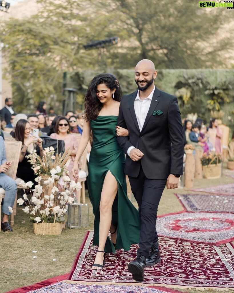 Mithila Palkar Instagram - The last lot ✨ The beautiful green dresses are courtesy of @sereia_designstudio 📸 @etherealstudio.in 1. Posing. Because why not? 2. One with the groom. 3. The bridesmaid sandwich ^.^ 4. One with the bride. 5. The bridesmaid and groomsman walk (you can guess who is the former and who is the latter 🤭)