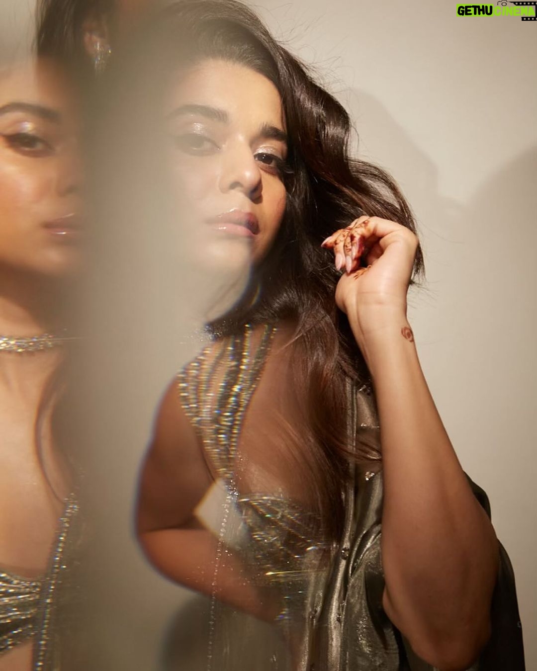 Mithila Palkar Instagram - Shimmer π« Styling @shreejarajgopal @drapingdreams.inc Make up @eshwarlog Hair @deepalid10 Photography @shivamguptaphotography Outfit @rheapillairastogi Neckpiece @anayah_jewellery Earrings and bracelet @diamantinafinejewels Rings @karishma.joolry Bag @fizzygoblet Style assistant @khushaliichauhan