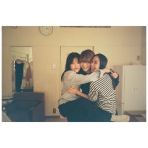 Mitsuki Takahata Instagram - 心が震えっぱなしの一年でした。

心臓をぐっと握られて、
そして優しく撫でられるような、
そんな大切で忘れられない瞬間が幾度もありました。
仕事でも、私自身にも。
旅も沢山行けました。
（写真は秋の沖縄）

一瞬一瞬がすごかった☺️☺️

大切なものや人だけの側に居られて、
やわやわな私を受け入れて貰えて、
幸せだったなーあ、2022！

こんな私に、この一年、
沢山の応援のお言葉や念をいただき、
本当にありがとうございました♡

10日後には「宝飾時計」の本番、初日迎えているなんて信じられない！
いま、ダラけすぎて、ドロドロの、
ほぼ液体みたいになってるのに！！こわい！笑

年明けには固体に戻れるように、
頑張ります！
来年は沢山皆さんのお目にかかれるかと。
来年もよろしくね🥰
皆さま良いお正月をお過ごしくださーい！！