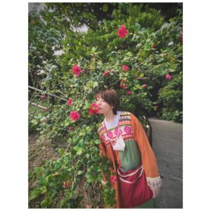 Mitsuki Takahata Instagram - 心が震えっぱなしの一年でした。

心臓をぐっと握られて、
そして優しく撫でられるような、
そんな大切で忘れられない瞬間が幾度もありました。
仕事でも、私自身にも。
旅も沢山行けました。
（写真は秋の沖縄）

一瞬一瞬がすごかった☺️☺️

大切なものや人だけの側に居られて、
やわやわな私を受け入れて貰えて、
幸せだったなーあ、2022！

こんな私に、この一年、
沢山の応援のお言葉や念をいただき、
本当にありがとうございました♡

10日後には「宝飾時計」の本番、初日迎えているなんて信じられない！
いま、ダラけすぎて、ドロドロの、
ほぼ液体みたいになってるのに！！こわい！笑

年明けには固体に戻れるように、
頑張ります！
来年は沢山皆さんのお目にかかれるかと。
来年もよろしくね🥰
皆さま良いお正月をお過ごしくださーい！！
