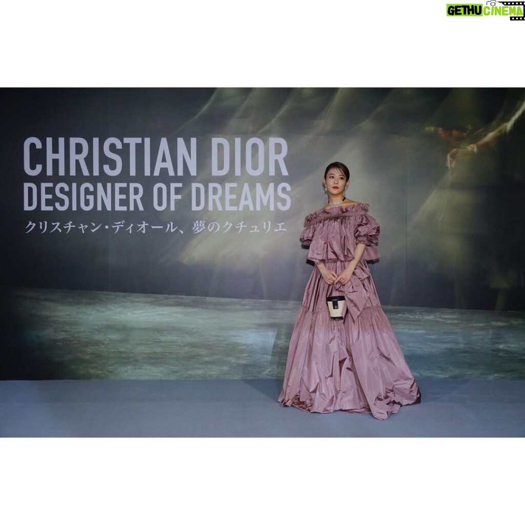 Mitsuki Takahata Instagram - 圧巻！！ 「クリスチャン・ディオール、夢のクチュリエ」展が 東京都現代美術館で開幕しました。 服好きにはたまらない、ヨダレモノの展示です🥰🤤 ジョンガリアーノやラフシモンズの DIORを触れられる距離で見られて興奮。 これまでのDIORの香水の歴史にも釘付けで、気づいたら他のお客さんが居なくなってた…笑 元々行きたかったので、今回オープニングイベントで呼んでいただけて、渡りに船、でした。 皆さんも、トキメキに、ぜひ。 5月までだそうです☺︎ @dior #Dior #ディオール #DiorDesignerOfDreams #ディオールファインジュエリー