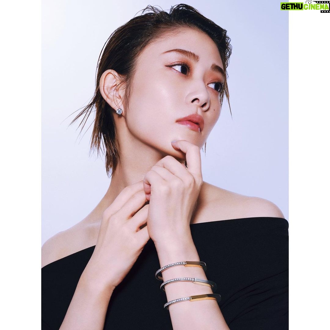 Mitsuki Takahata Instagram - ELLE Japon Nov 2022 @ellejapan Photo KODAI IKEIMITSU/be natural Styling MAI SAKAI Hair TETSUYA YAMAKATA/signo Makeup TAMAYO YAMAMOTO Nail AYAKA TANAKA/salon n @tiffanyandco の新コレクションが 初のユニセックスで とっても可愛かった🥰🥰