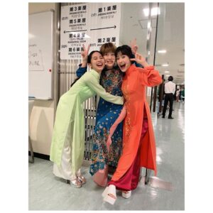 Mitsuki Takahata Instagram - 2人のおかげで本当に稽古が楽しい！ 2人とも違った輝きがあって、2人とも本当に素晴らしい🥹💎 それを目の当たりに出来るのと同時に、自分の個性も愛せるようになってきた！違うって素晴らしい！ いつもほんとにありがとう！ いよいよ今月末、幕が開きます、 楽しみだー😊😊 #ミスサイゴン2022 #全キム観てほしい笑 うたコンありがとうございました👏🏻