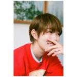 Mitsuki Takahata Instagram – 😊🌹✂︎
今日も笑顔で。

#纏い纏われふりふられ 
#不定期私服連載