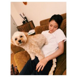 Mitsuki Takahata Instagram - 酔っぱらいはおとなしく、
お犬様の椅子になります。

（たまにはベッドにもなります）