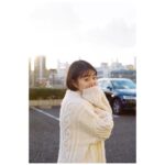Mitsuki Takahata Instagram - この仕事をしていると﻿ あれ？私タイムスリップした？？﻿ と思うことがままある。﻿ ﻿ 最近もまさに。﻿ 外に出ると桜の木からはもう緑が顔を出していて、﻿ ダイジェストの様に季節を感じていた記憶はあるのだけれど、肌で空気に触れるのとはまた違って。﻿ ﻿ てなわけで、﻿ 気付けば白ニットの季節なんてとうに過ぎてるやないかい！！ と、焦って載せました。いま。笑﻿ この頃はまだ、外ではしゃぐと鼻の頭が赤くなるくらいだった。﻿ ３枚目がお気に入り🕺﻿ ﻿ #纏い纏われふりふられ ﻿ #不定期私服連載﻿ ﻿ ﻿ 本日から11日まで、﻿ WAITRESS福岡、博多座。たのしみ。