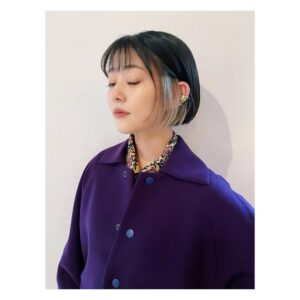 Mitsuki Takahata Instagram - 期間限定のシルバーに
テンション上がって
案の定、半目。笑

@fleuri.jp 

学生時代の同級生が
染めてくれたんだ〜☺️
#インナーカラー