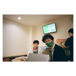 Mitsuki Takahata Instagram - 今日は朔先生の過去を知る日。﻿ #にじいろカルテ　第4話﻿ ﻿ ﻿ 手前は我らが深川監督。﻿ ある日唐突にパーマをかけてきた深川監督。 もしかして、、あれ？ #偶然か #はたまた必然か
