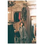 Mitsuki Takahata Instagram - ⁡ ⁡ #纏い纏われふりふられ #不定期すぎる連載 ⁡ ⁡ Special thanks @velvet_shimokitazawa ⁡ 📸 @photsuji ⁡ ⁡ たまにお仕事でお会いした方に、 この連載好きで見てます！と言っていただけて、 とっても嬉しくなってしまって、 もっと更新頻度上げます！すぐアップします！と言ってしまうのですが。 その時のその気持ちにウソはないのですが。 ⁡ 結局この有り様なので、 自分の愚かさに頭を抱えている次第です。マル。 ⁡ ⁡ ありがと𓃟