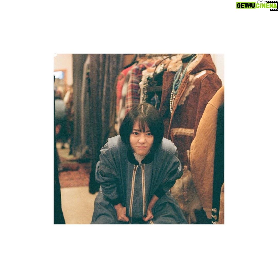 Mitsuki Takahata Instagram - #纏い纏われふりふられ #不定期すぎる連載 Special thanks @velvet_shimokitazawa 📸 @photsuji たまにお仕事でお会いした方に、 この連載好きで見てます!と言っていただけて、 とっても嬉しくなってしまって、 もっと更新頻度上げます!すぐアップします!と言ってしまうのですが。 その時のその気持ちにウソはないのですが。 結局この有り様なので、 自分の愚かさに頭を抱えている次第です。マル。 ありがと𓃟