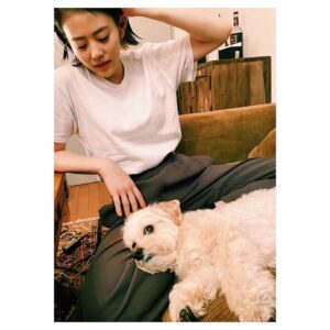 Mitsuki Takahata Instagram - 酔っぱらいはおとなしく、
お犬様の椅子になります。

（たまにはベッドにもなります）
