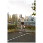 Mitsuki Takahata Instagram – この仕事をしていると﻿
あれ？私タイムスリップした？？﻿
と思うことがままある。﻿
﻿
最近もまさに。﻿
外に出ると桜の木からはもう緑が顔を出していて、﻿
ダイジェストの様に季節を感じていた記憶はあるのだけれど、肌で空気に触れるのとはまた違って。﻿
﻿
てなわけで、﻿
気付けば白ニットの季節なんてとうに過ぎてるやないかい！！
と、焦って載せました。いま。笑﻿
この頃はまだ、外ではしゃぐと鼻の頭が赤くなるくらいだった。﻿
３枚目がお気に入り🕺﻿
﻿
#纏い纏われふりふられ ﻿
#不定期私服連載﻿
﻿
﻿
本日から11日まで、﻿
WAITRESS福岡、博多座。たのしみ。