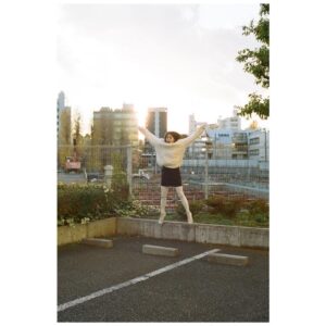 Mitsuki Takahata Instagram - この仕事をしていると﻿
あれ？私タイムスリップした？？﻿
と思うことがままある。﻿
﻿
最近もまさに。﻿
外に出ると桜の木からはもう緑が顔を出していて、﻿
ダイジェストの様に季節を感じていた記憶はあるのだけれど、肌で空気に触れるのとはまた違って。﻿
﻿
てなわけで、﻿
気付けば白ニットの季節なんてとうに過ぎてるやないかい！！
と、焦って載せました。いま。笑﻿
この頃はまだ、外ではしゃぐと鼻の頭が赤くなるくらいだった。﻿
３枚目がお気に入り🕺﻿
﻿
#纏い纏われふりふられ ﻿
#不定期私服連載﻿
﻿
﻿
本日から11日まで、﻿
WAITRESS福岡、博多座。たのしみ。
