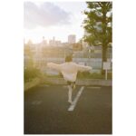 Mitsuki Takahata Instagram – この仕事をしていると﻿
あれ？私タイムスリップした？？﻿
と思うことがままある。﻿
﻿
最近もまさに。﻿
外に出ると桜の木からはもう緑が顔を出していて、﻿
ダイジェストの様に季節を感じていた記憶はあるのだけれど、肌で空気に触れるのとはまた違って。﻿
﻿
てなわけで、﻿
気付けば白ニットの季節なんてとうに過ぎてるやないかい！！
と、焦って載せました。いま。笑﻿
この頃はまだ、外ではしゃぐと鼻の頭が赤くなるくらいだった。﻿
３枚目がお気に入り🕺﻿
﻿
#纏い纏われふりふられ ﻿
#不定期私服連載﻿
﻿
﻿
本日から11日まで、﻿
WAITRESS福岡、博多座。たのしみ。