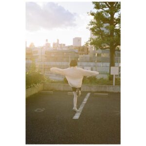 Mitsuki Takahata Instagram - この仕事をしていると﻿
あれ？私タイムスリップした？？﻿
と思うことがままある。﻿
﻿
最近もまさに。﻿
外に出ると桜の木からはもう緑が顔を出していて、﻿
ダイジェストの様に季節を感じていた記憶はあるのだけれど、肌で空気に触れるのとはまた違って。﻿
﻿
てなわけで、﻿
気付けば白ニットの季節なんてとうに過ぎてるやないかい！！
と、焦って載せました。いま。笑﻿
この頃はまだ、外ではしゃぐと鼻の頭が赤くなるくらいだった。﻿
３枚目がお気に入り🕺﻿
﻿
#纏い纏われふりふられ ﻿
#不定期私服連載﻿
﻿
﻿
本日から11日まで、﻿
WAITRESS福岡、博多座。たのしみ。